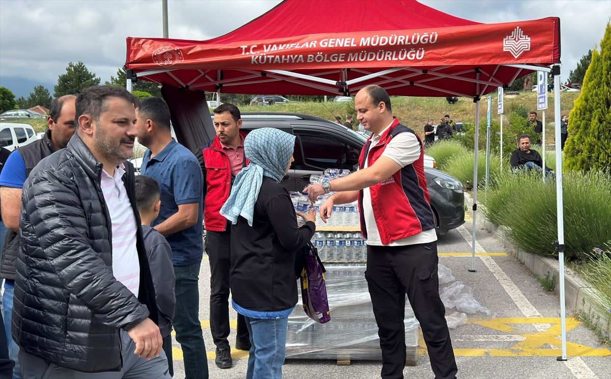 Kütahya Vakıflar Bölge Müdürlüğünce YKS'ye giren öğrencilere su dağıtıldı