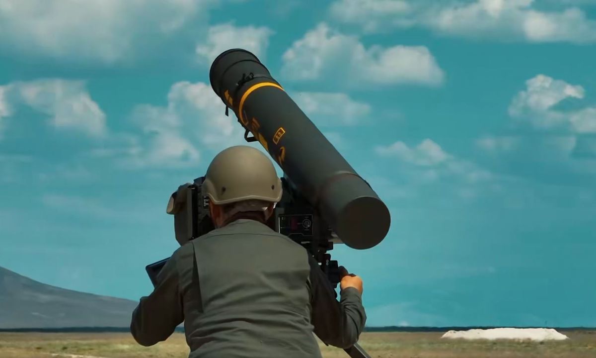 ROKETSAN L-OMTAS füzesi test atışında hedefi tam isabetle vuruyor.