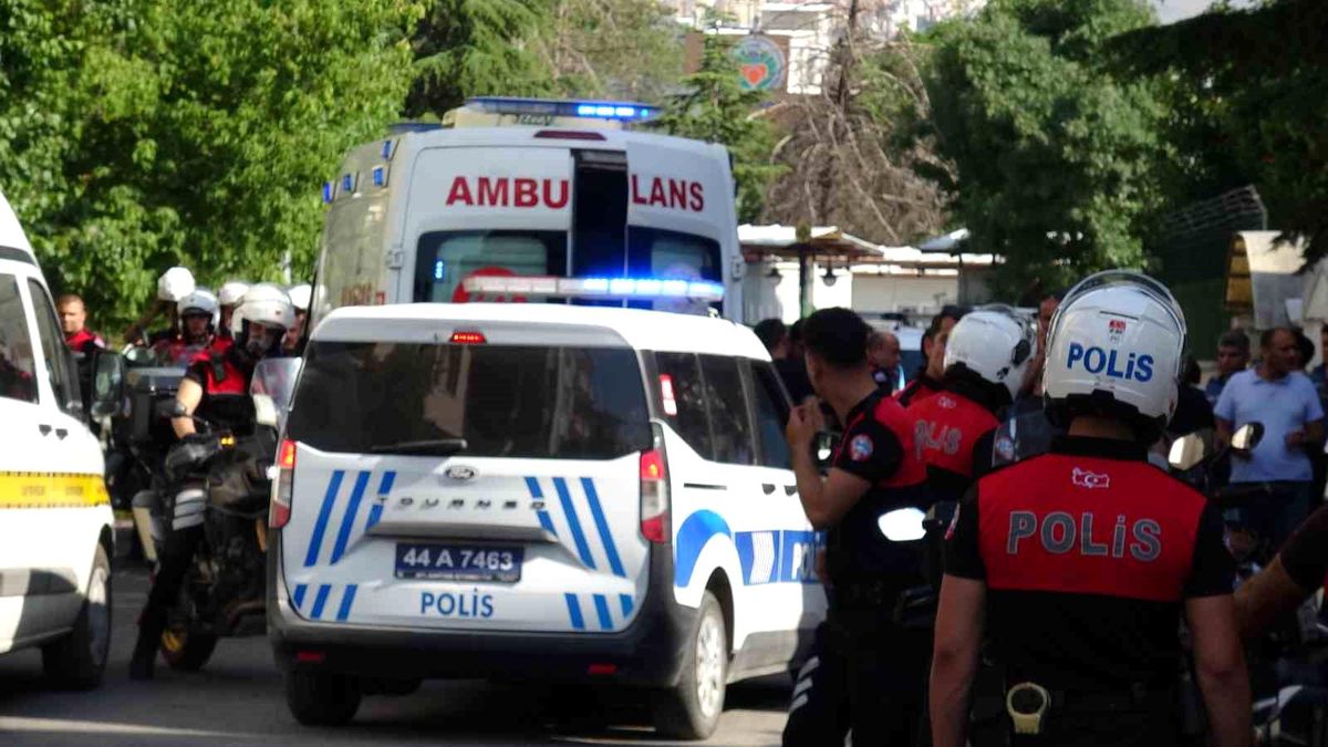 Malatya'da yaşanan ve bir babanın eşi ile kızını öldürüp diğer kızını yaraladığı olay yerinden genel bir görünüm.