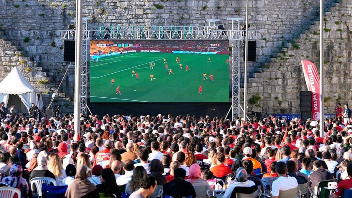 A Milli Futbol Takımı'nın maçı için kurulması planlanan dev ekranlar, YKS sınavı nedeniyle iptal edildi.
