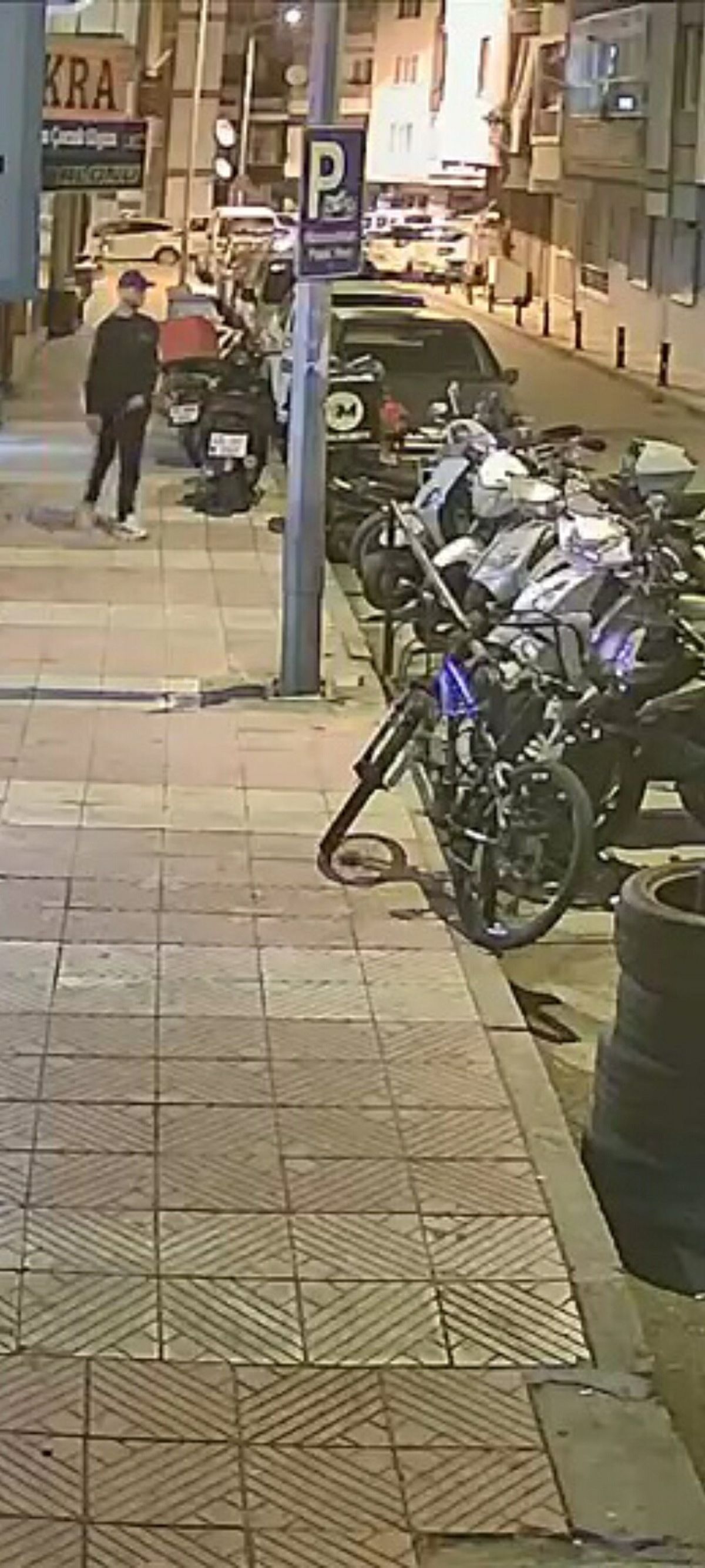 Manisa'da çalınan motosikleti bulmak için güvenlik kamerası görüntüleri inceleniyor.