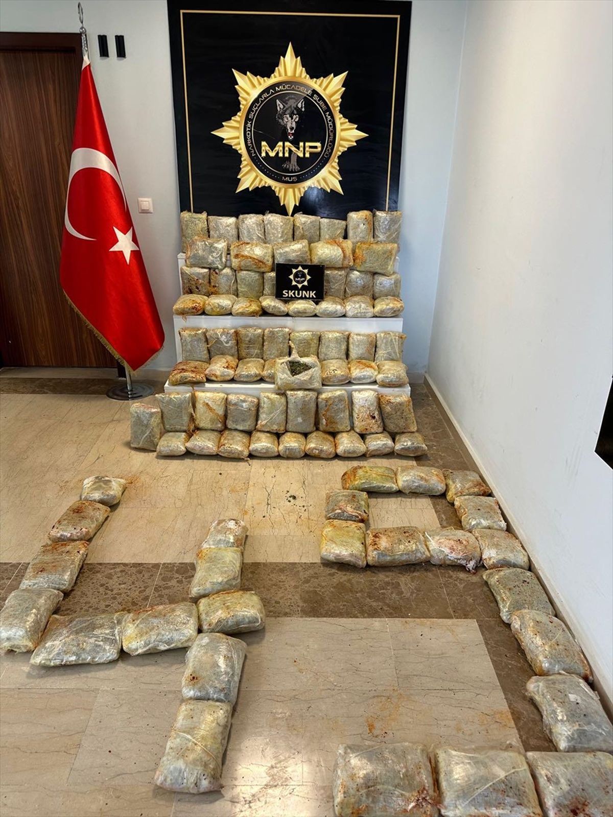 Muş'ta polis tarafından durdurulan bir otomobilde bulunan 60 kilogram esrar maddesi.
