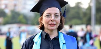 Oğlunun teşvikiyle başladığı üniversiteden 48 yaşında mezun oldu