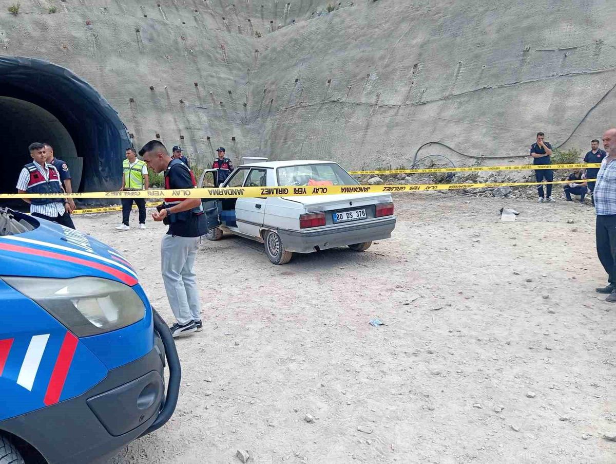 Osmaniye'de hızlı tren şantiyesinde görevli güvenlik görevlisi Yılmaz Çiller'in otomobilinde ölü bulunduğu olay yeri.