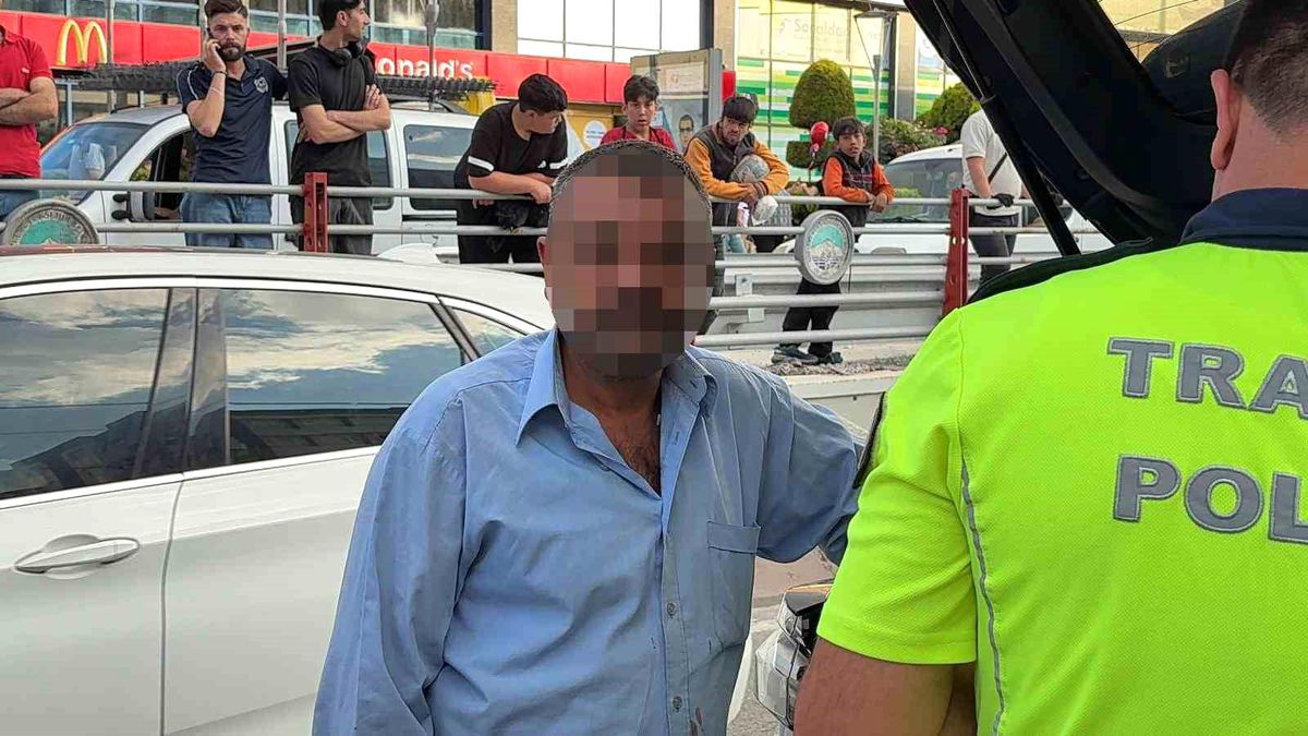 Kayseri'de alkollü sürücünün karıştığı kazada kırılan tramvay camı ve yaralı yolcular.