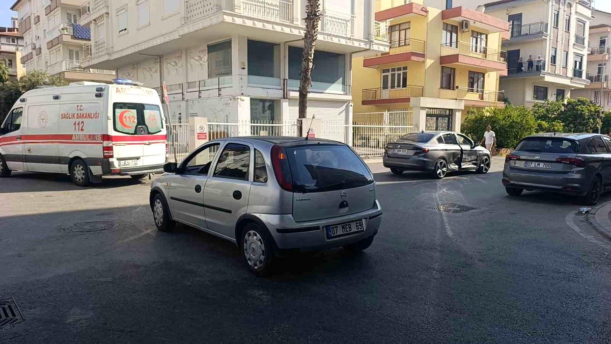 Otomobiller çarpıştı, kaza anı kameraya yansıdı