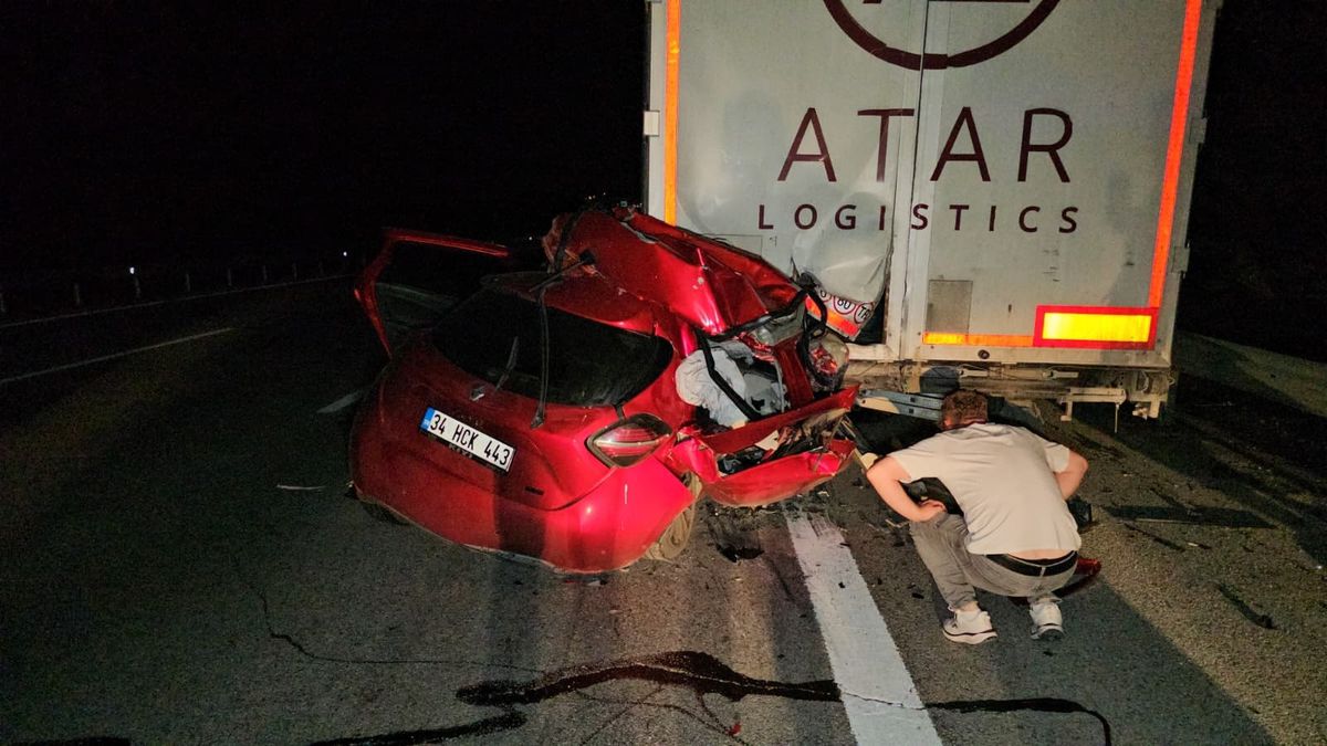 Edirne'de TIR'a arkadan çarpan otomobilin kaza anı görüntüsü.