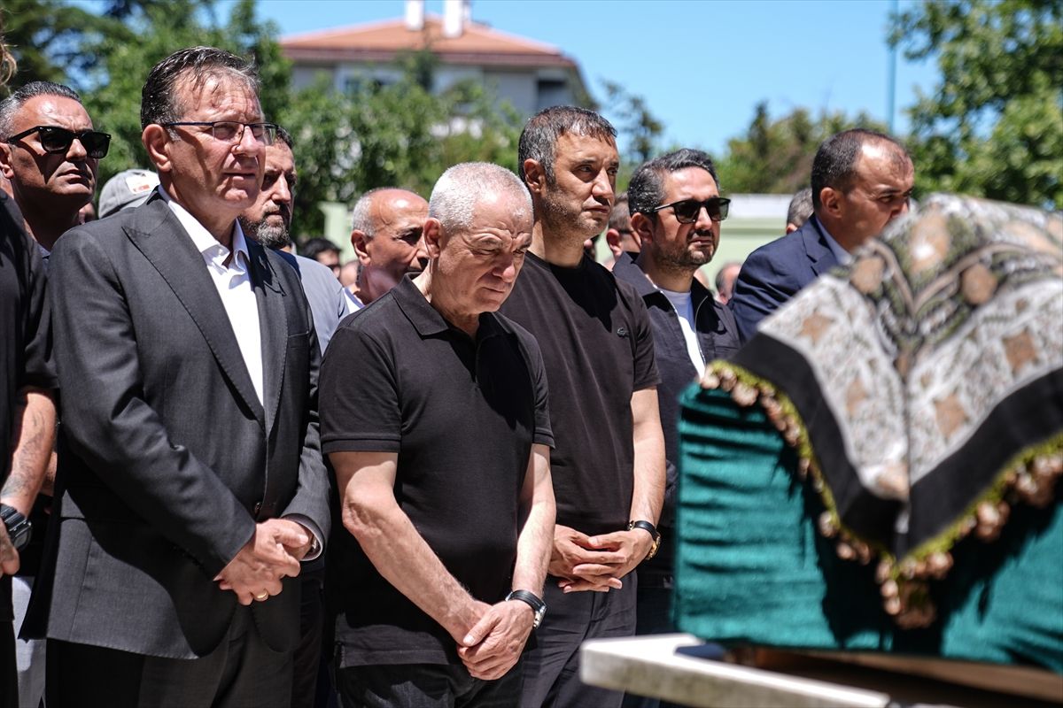 Rıza Çalımbay'ın vefat eden annesinin cenaze namazı kılındı
