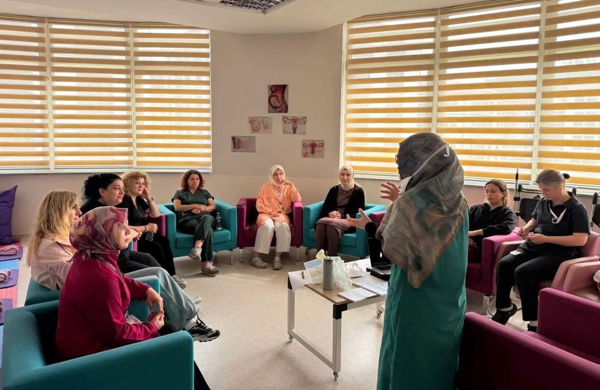 Ayancık Devlet Hastanesi'nde sağlık personeline yenidoğan canlandırma eğitimi veriliyor.