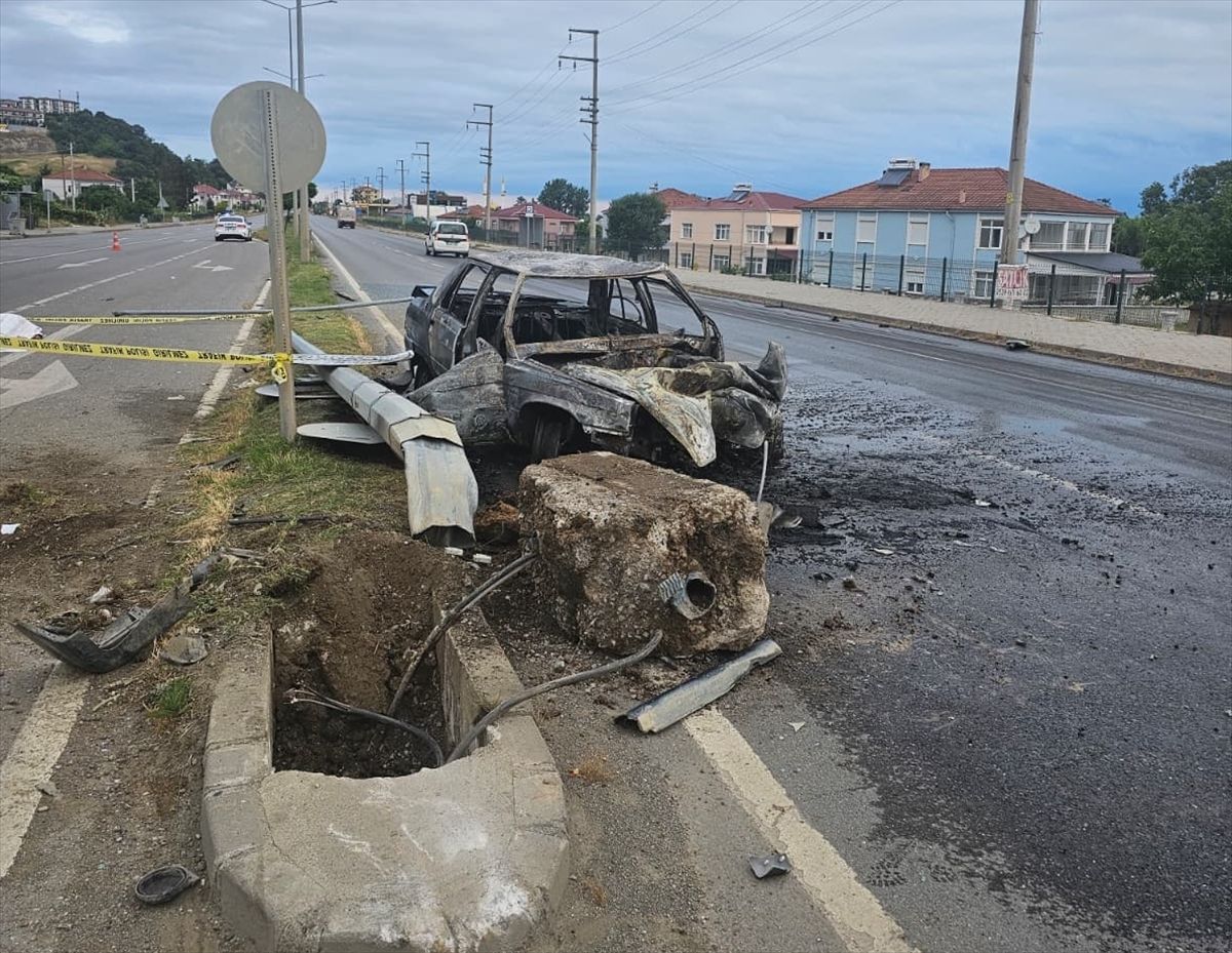 Samsun'da aydınlatma direğine çarpan otomobildeki 1 kişi öldü, 1 kişi yaralandı