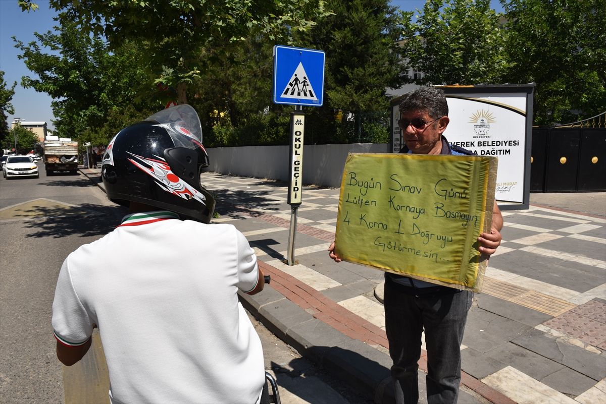 Şanlıurfa'da zabıta memuru 5 yıldır gönüllü olarak sınav günlerinde sürücüleri uyarıyor