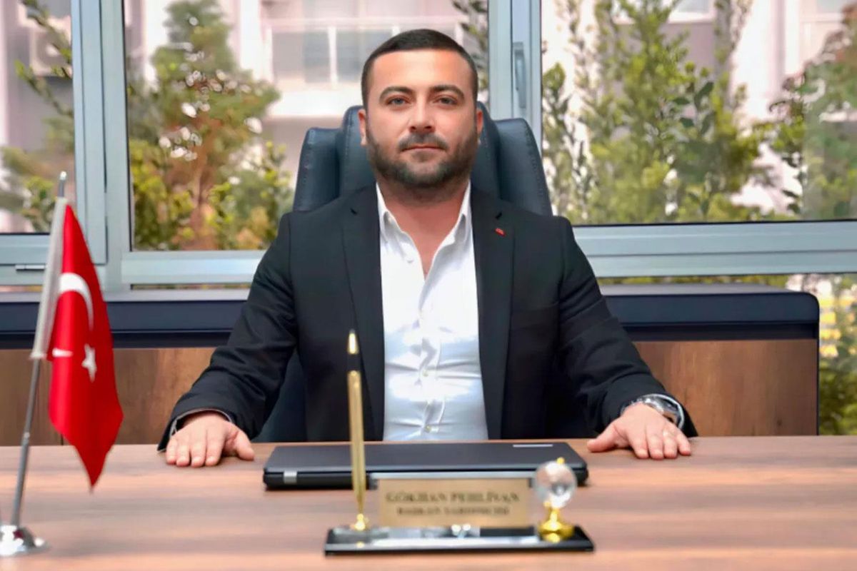 Seferihisar Belediyesi'nde rüşvet soruşturması kapsamında adliye önünde çekilmiş bir fotoğraf.