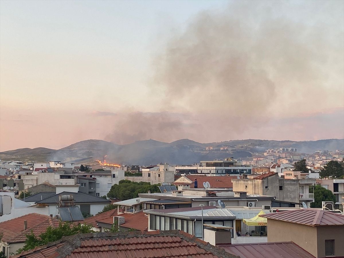 Seferihisar'da çıkan orman yangınına müdahale eden itfaiye ekipleri.