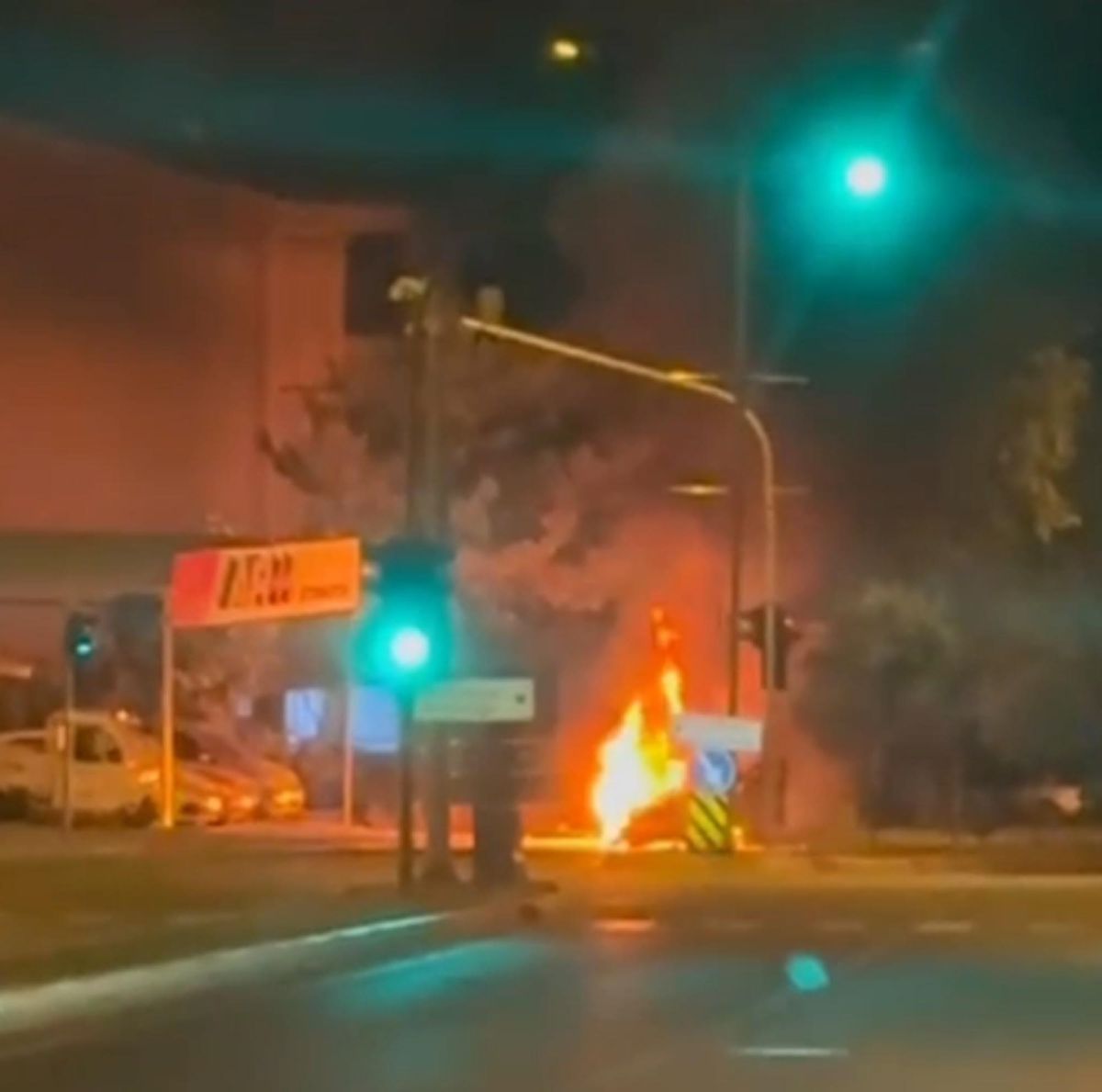 Malkara'da seyir halindeki otomobilin alev alev yandığı an.