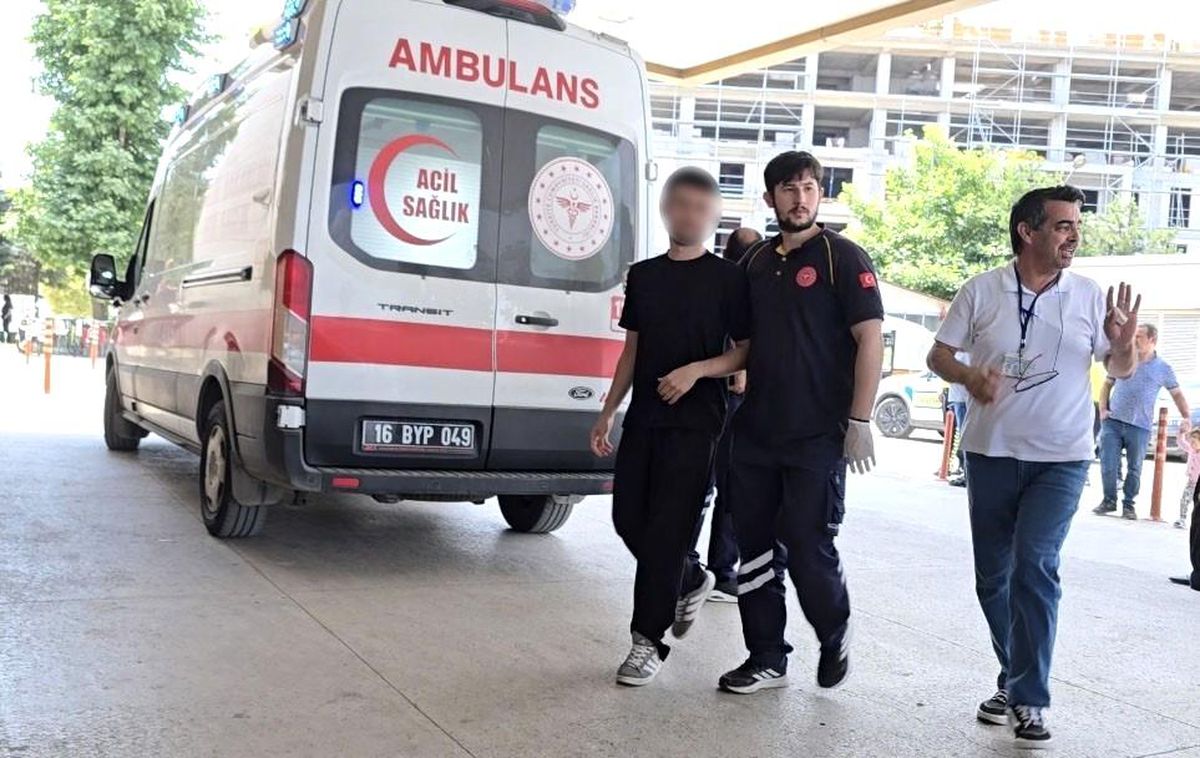 Sınavda rahatsızlanan genç ambulansla hastaneye sevk edildi