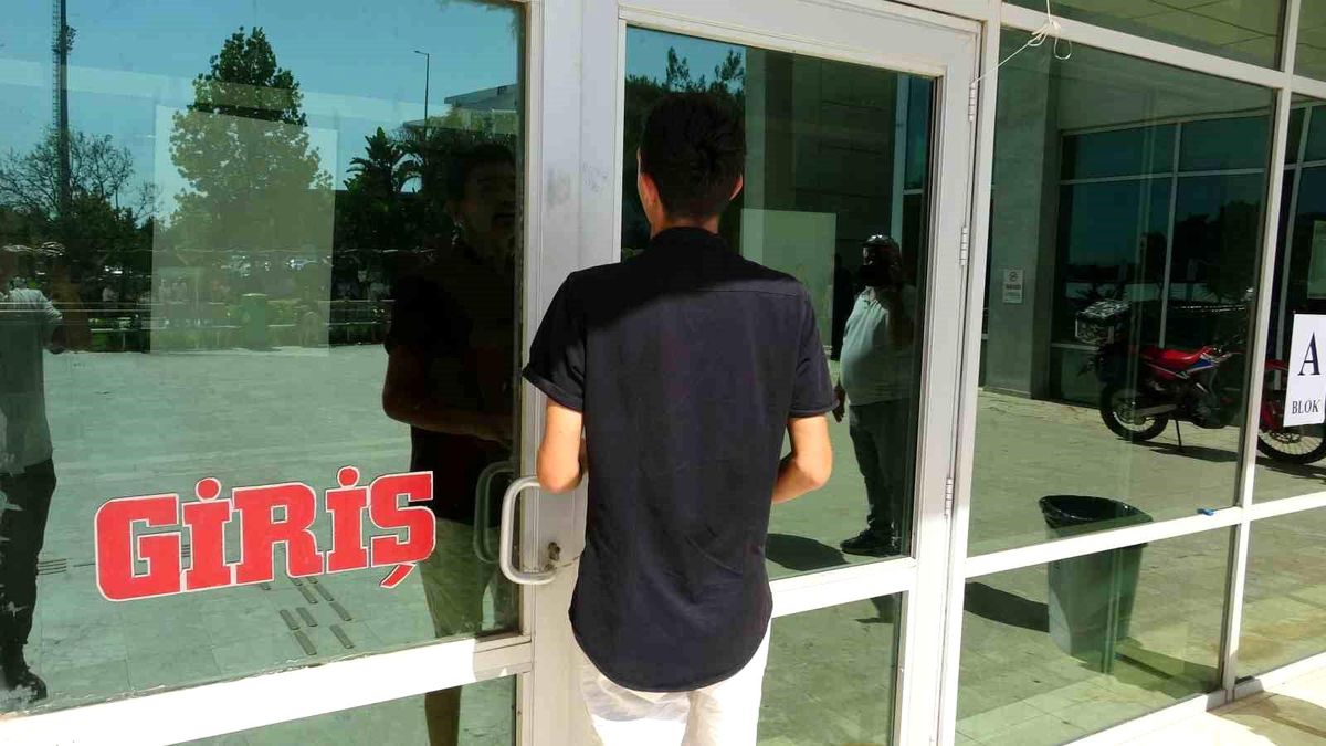 YKS sınavı girişinde adayların kimlik ve güvenlik kontrolünden geçtiği an.