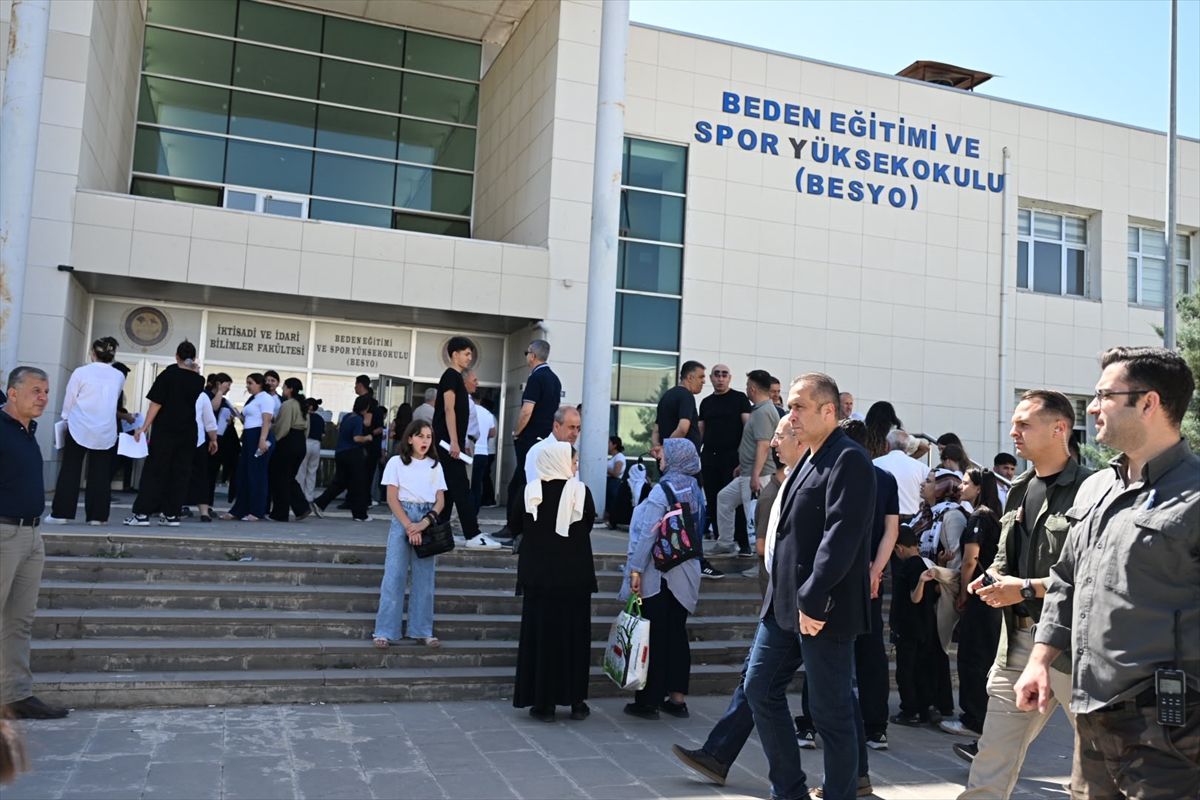 Şırnak'ta polis ekipleri YKS'ye geç kalan 21 öğrenciyi okullara yetiştirdi