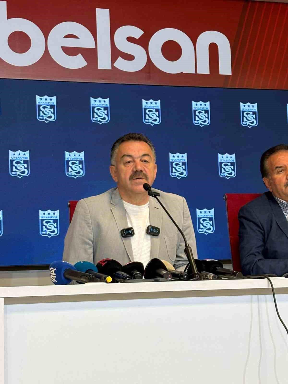 Sivasspor Kulübü binası önünde bayraklar