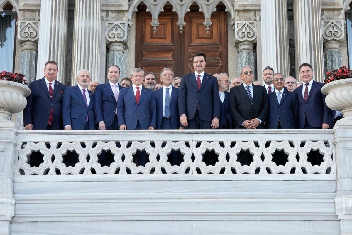 Fatih Erbakan'ın konuşma yaptığı bir salondan genel görünüm.