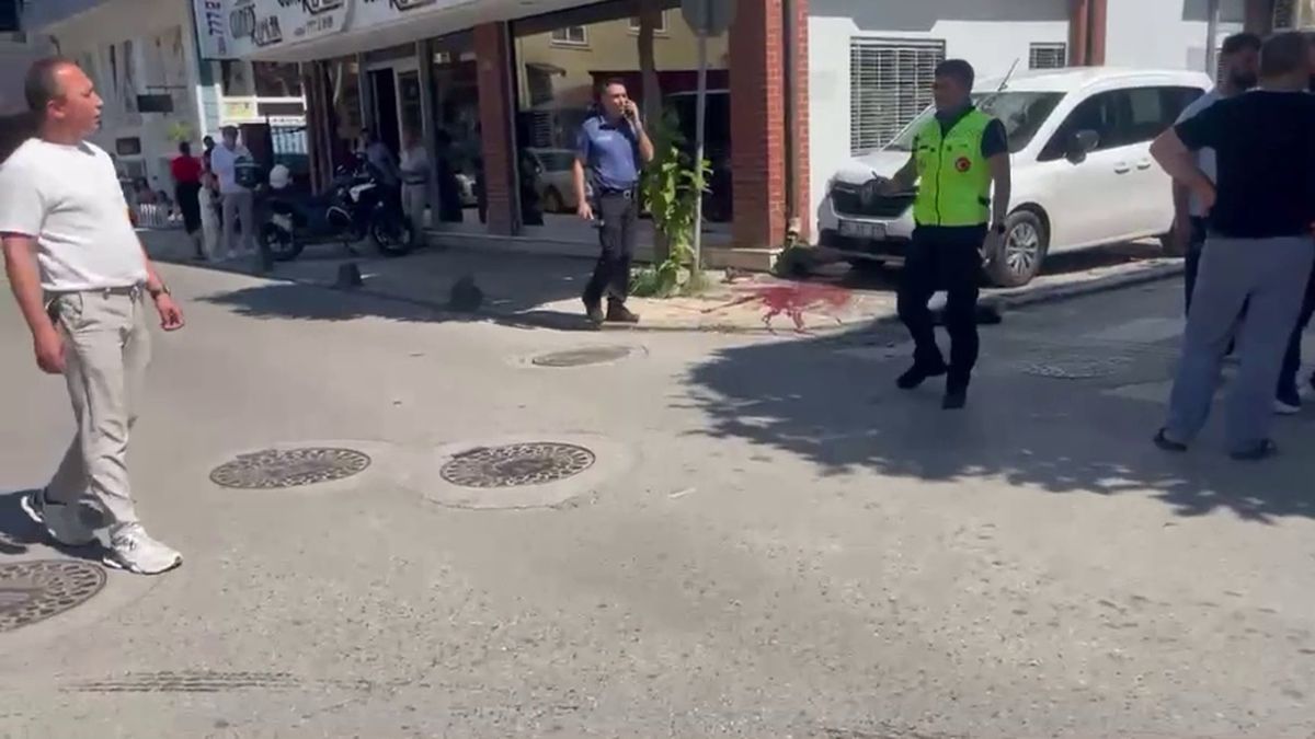 Sakarya'da husumetlisini bacaklarından vuran şüpheli, kendi kemeriyle turnike yaparken çekilmiş görüntü.