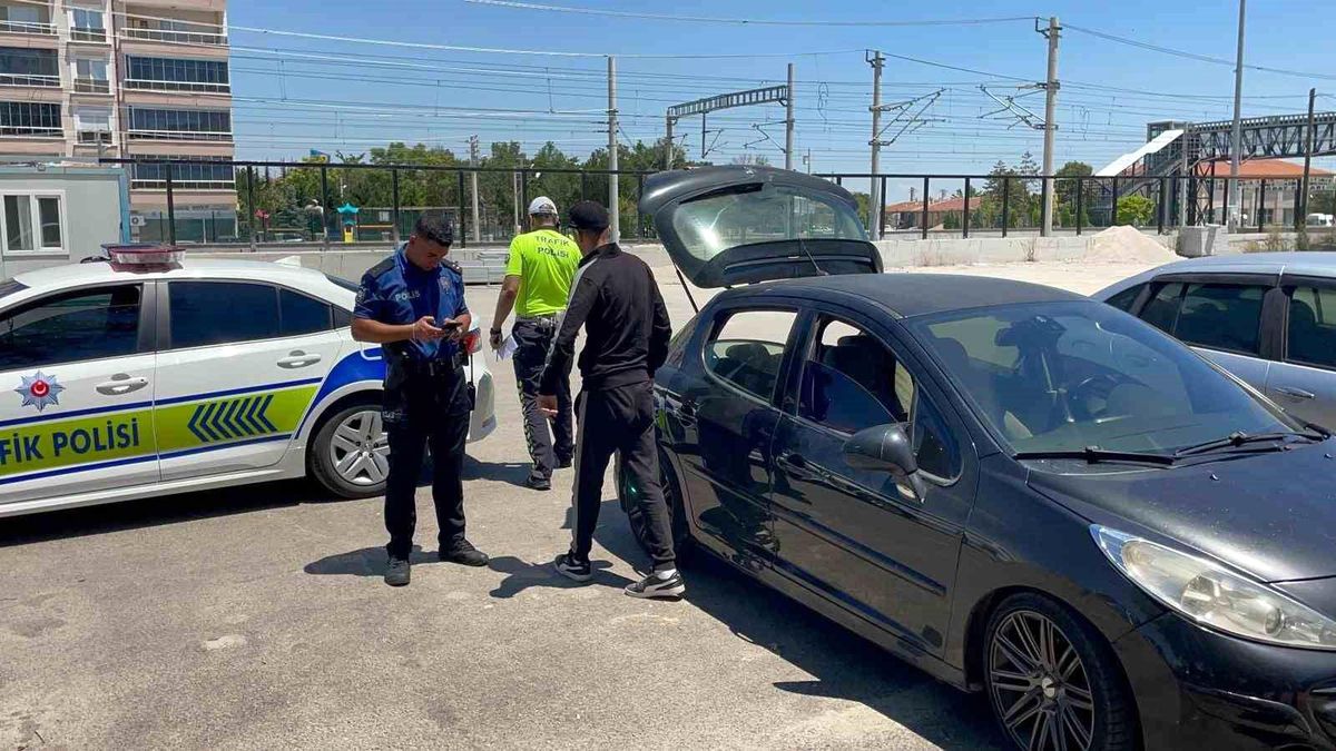 Karaman'da trafik polisleri denetim yaparken.