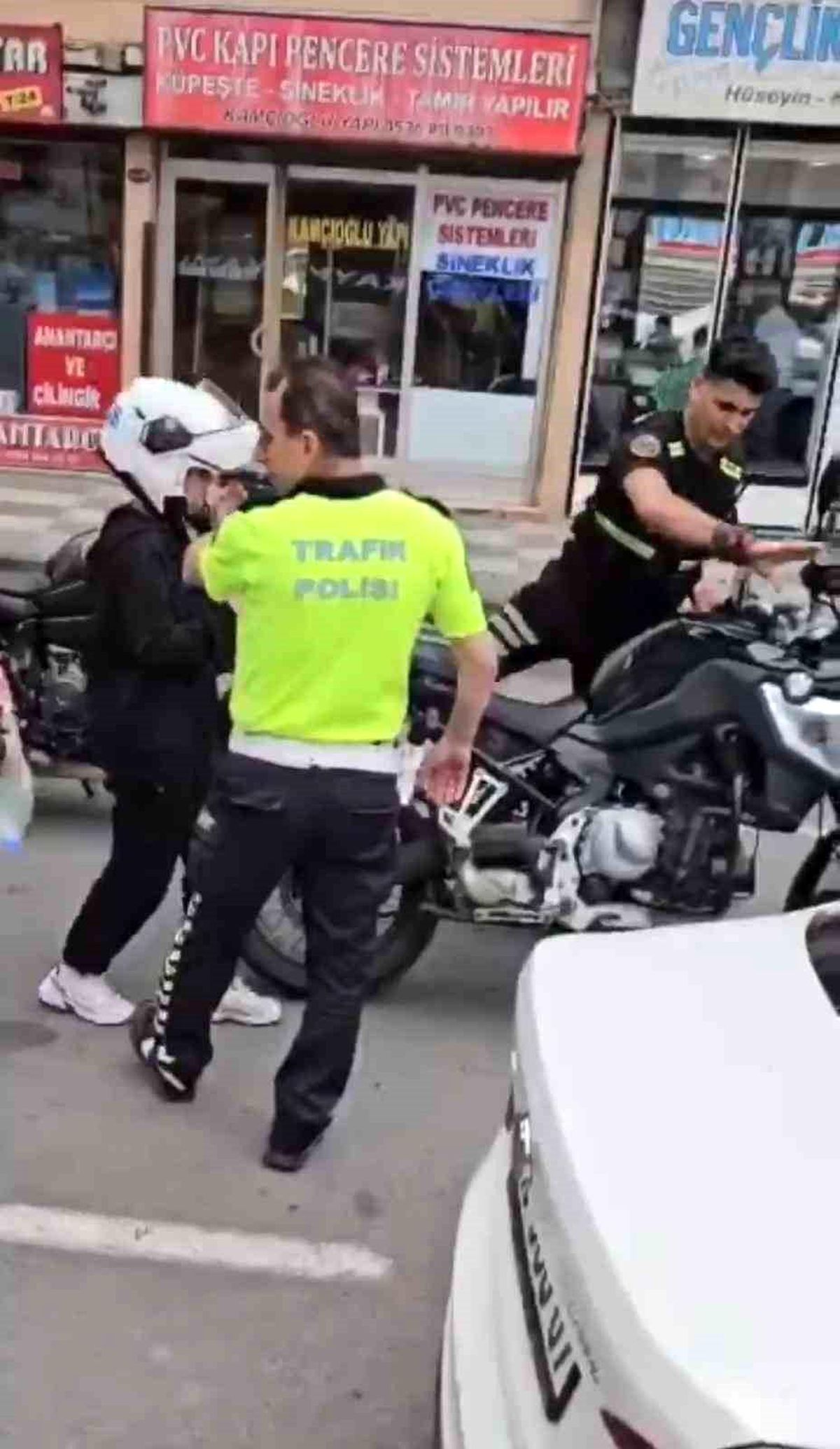 Trabzon'da YKS'ye yetişemeyen adayların yardımına polis ekipleri koştu