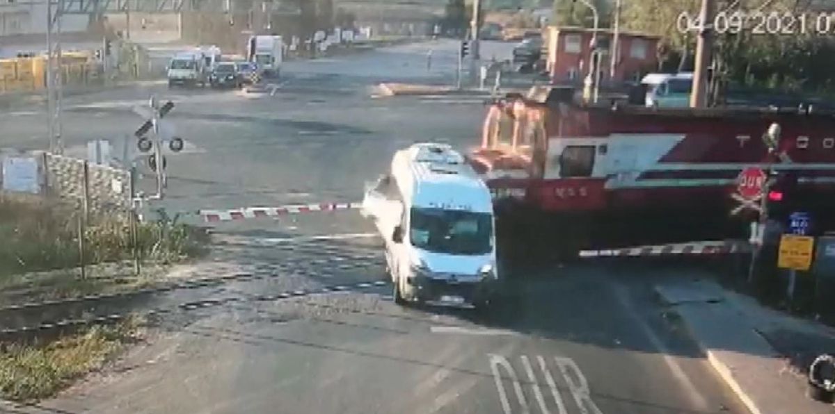 Ölümlü tren kazasının yaşandığı hemzemin geçit 4 yıl 9 ay sonra kapatıldı