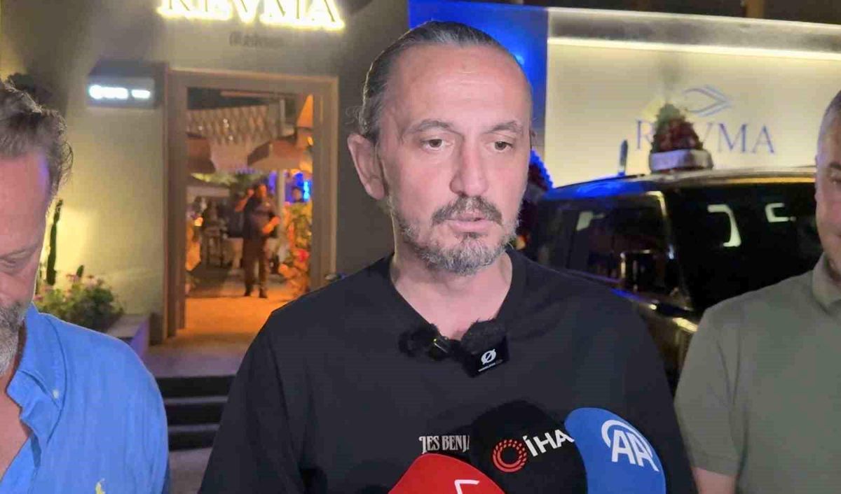 Tuncay Şanlı, Bodrum'da bir açılışta milli takıma destek çağrısı yaparken.