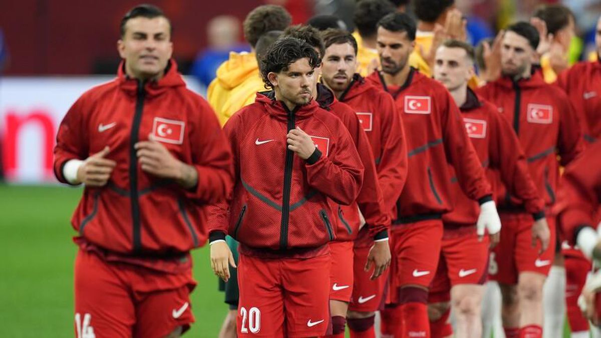 A Milli Futbol Takımı oyuncuları sahada mücadele ederken