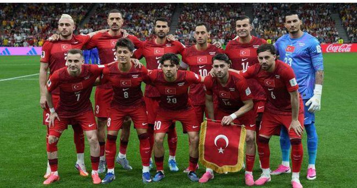 A Milli Futbol Takımı oyuncuları sahada mücadele ederken