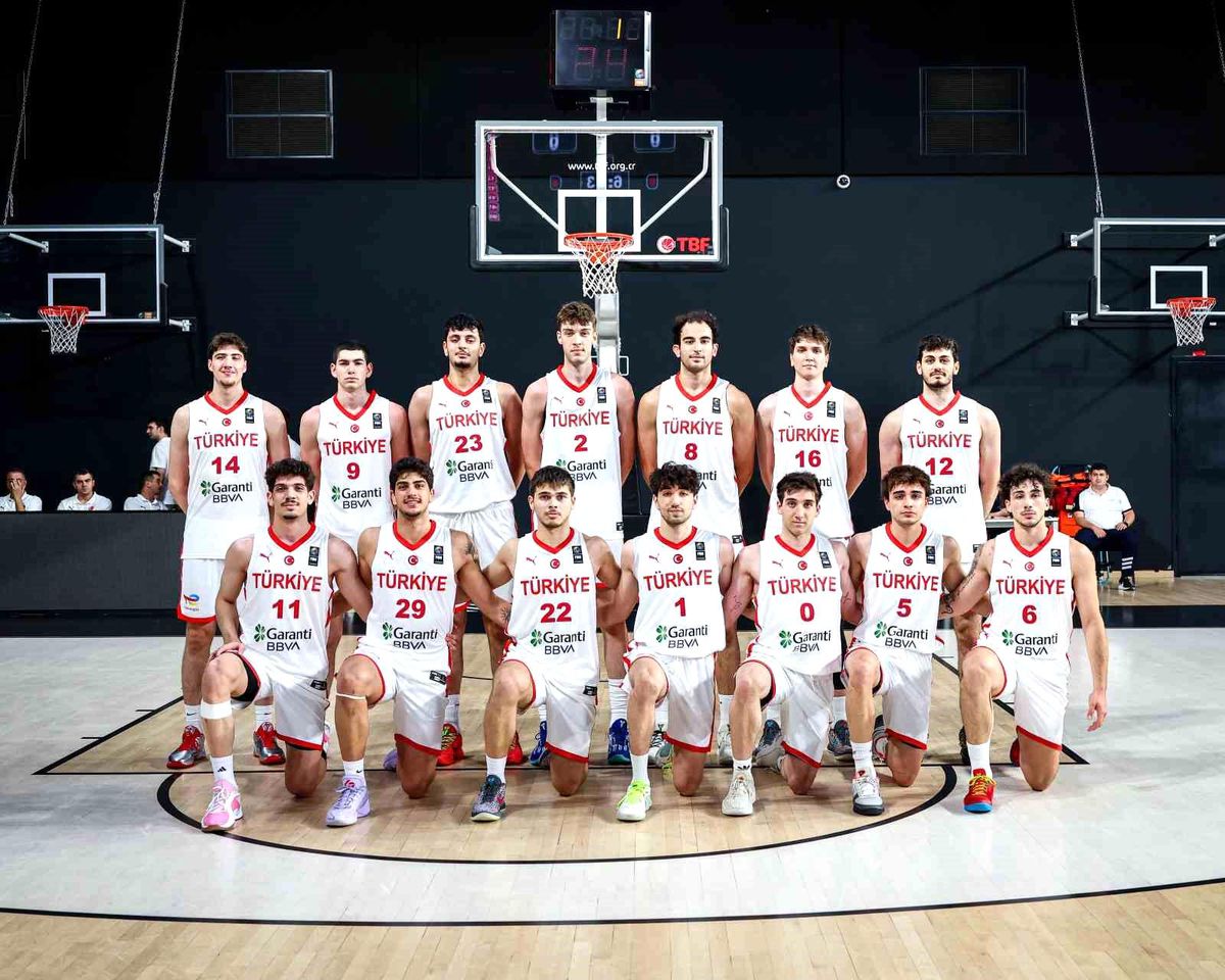 Ümit Milli Erkek Basketbol Takımı oyuncuları sahada mücadele ederken.