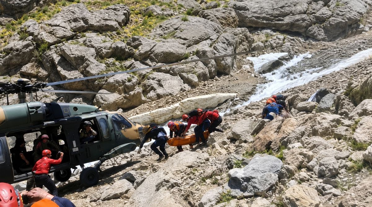 Hakkari'de pancar toplarken düşen adamın askeri helikopterle kurtarılma anı.
