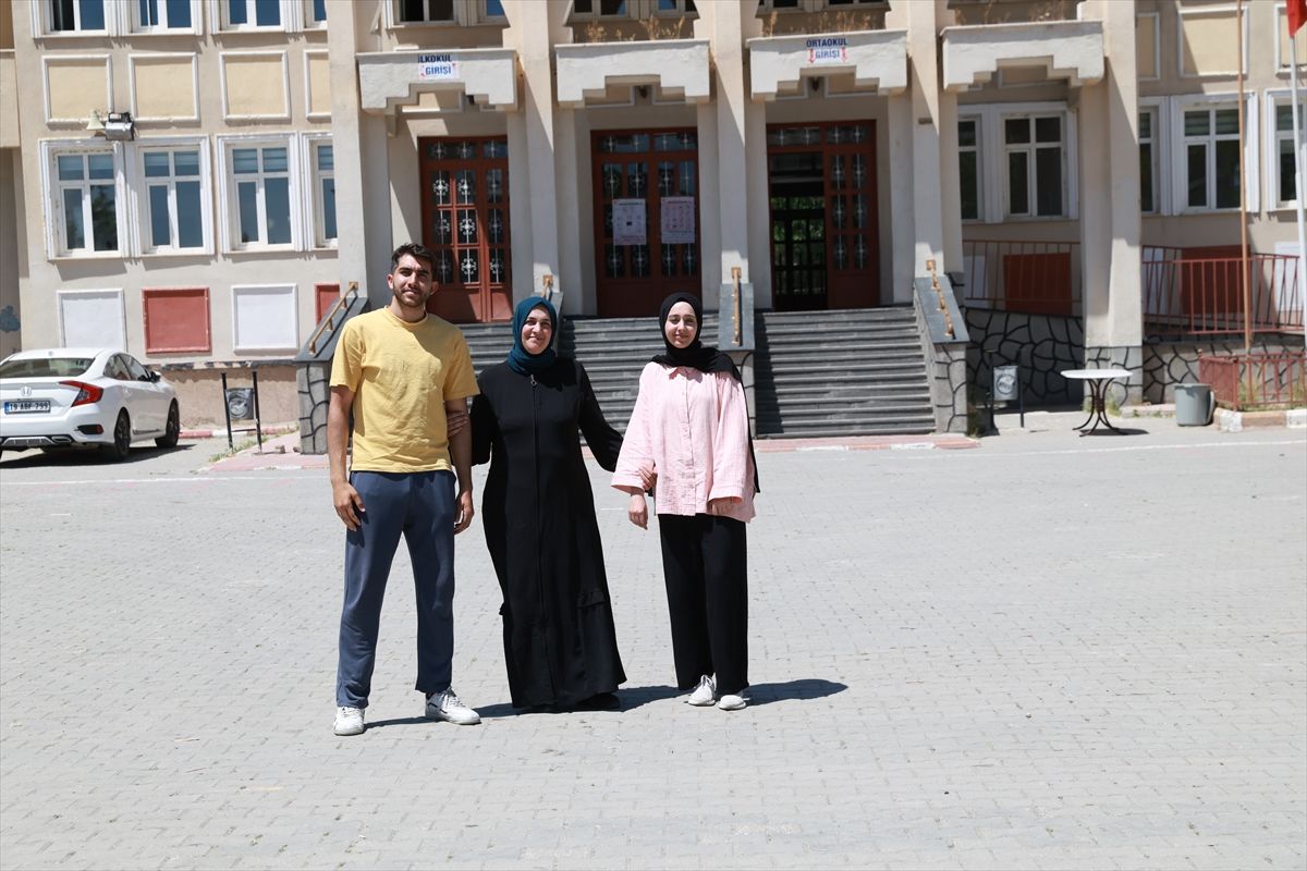 Van'da ev hanımı anne iki çocuğuyla üniversite sınavına girdi