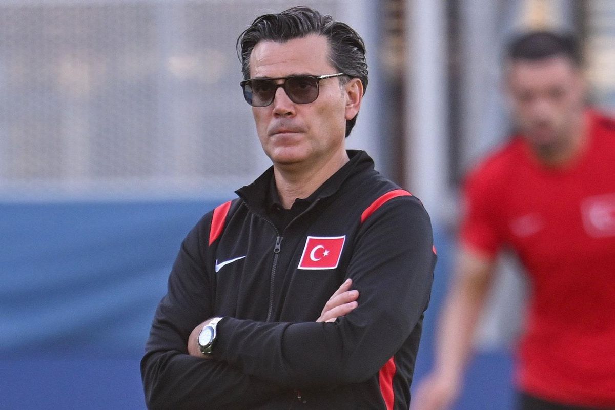 A Milli Takım Teknik Direktörü Vincenzo Montella, bir basın toplantısında konuşurken.