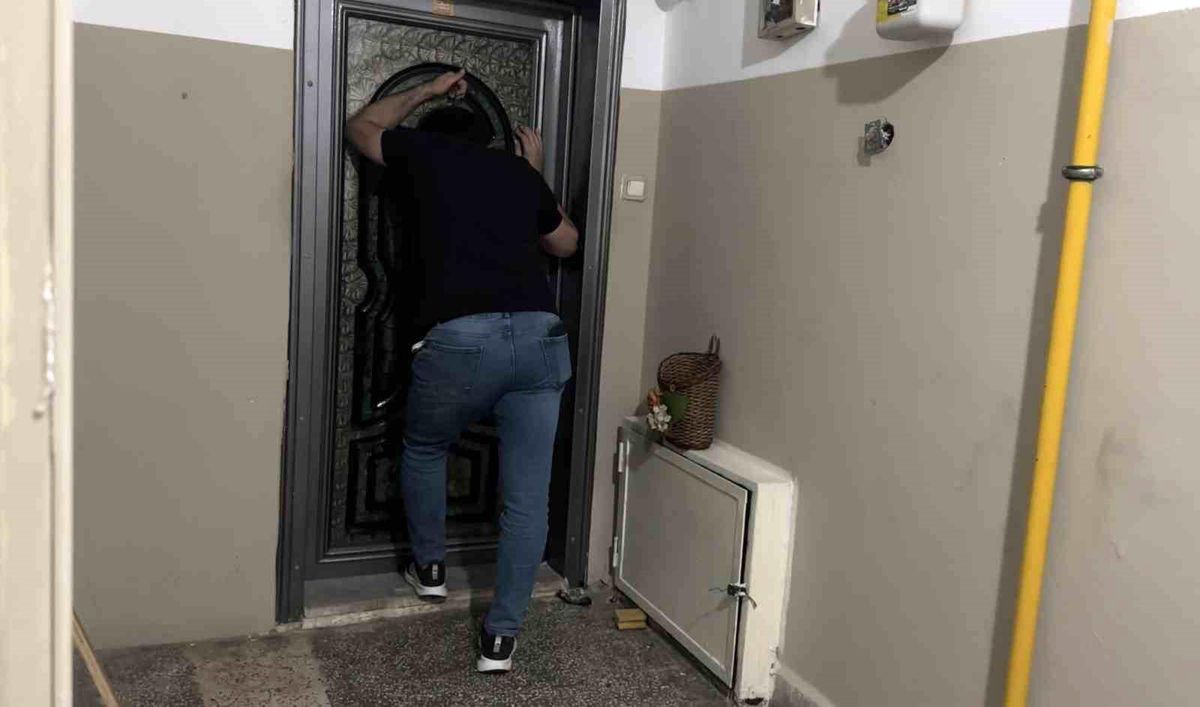 Samsun'da evini ateşe veren genç, polis tarafından ikna edilmeye çalışılıyor.