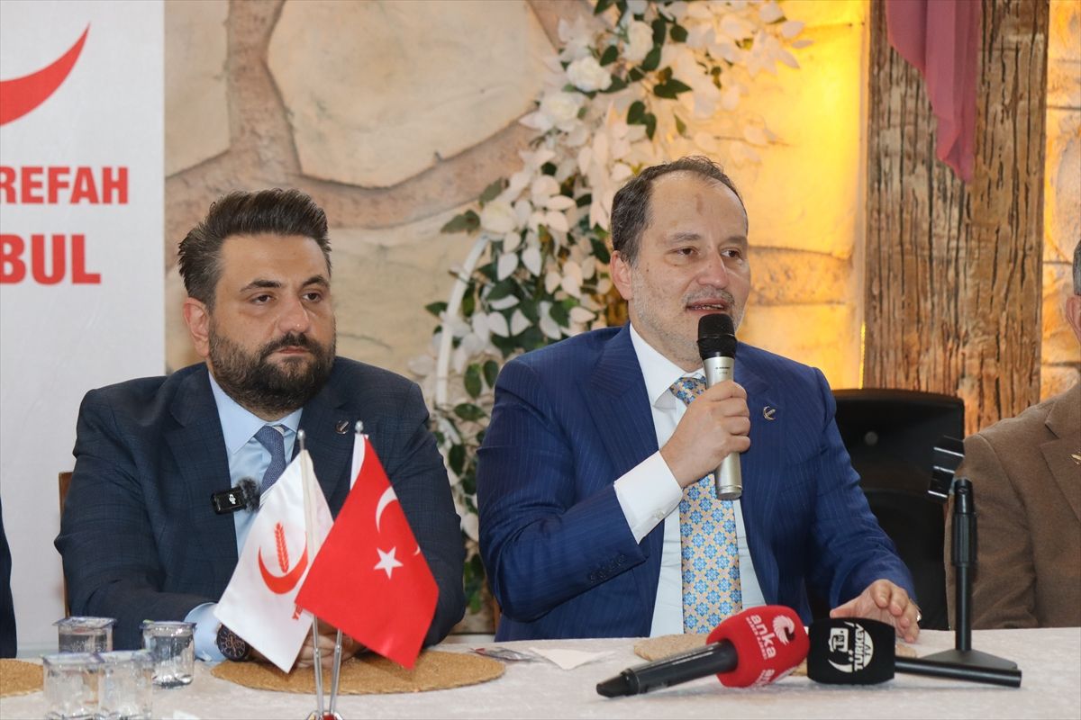 Yeniden Refah Partisi Genel Başkanı Fatih Erbakan, siyasi bir toplantıda konuşma yaparken çekilmiş bir fotoğrafı.
