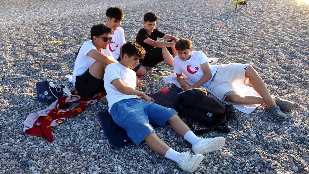 YKS nedeniyle dev ekranlar kurulmadı, milli maç heyecanı Konyaaltı Sahili'ne taşındı