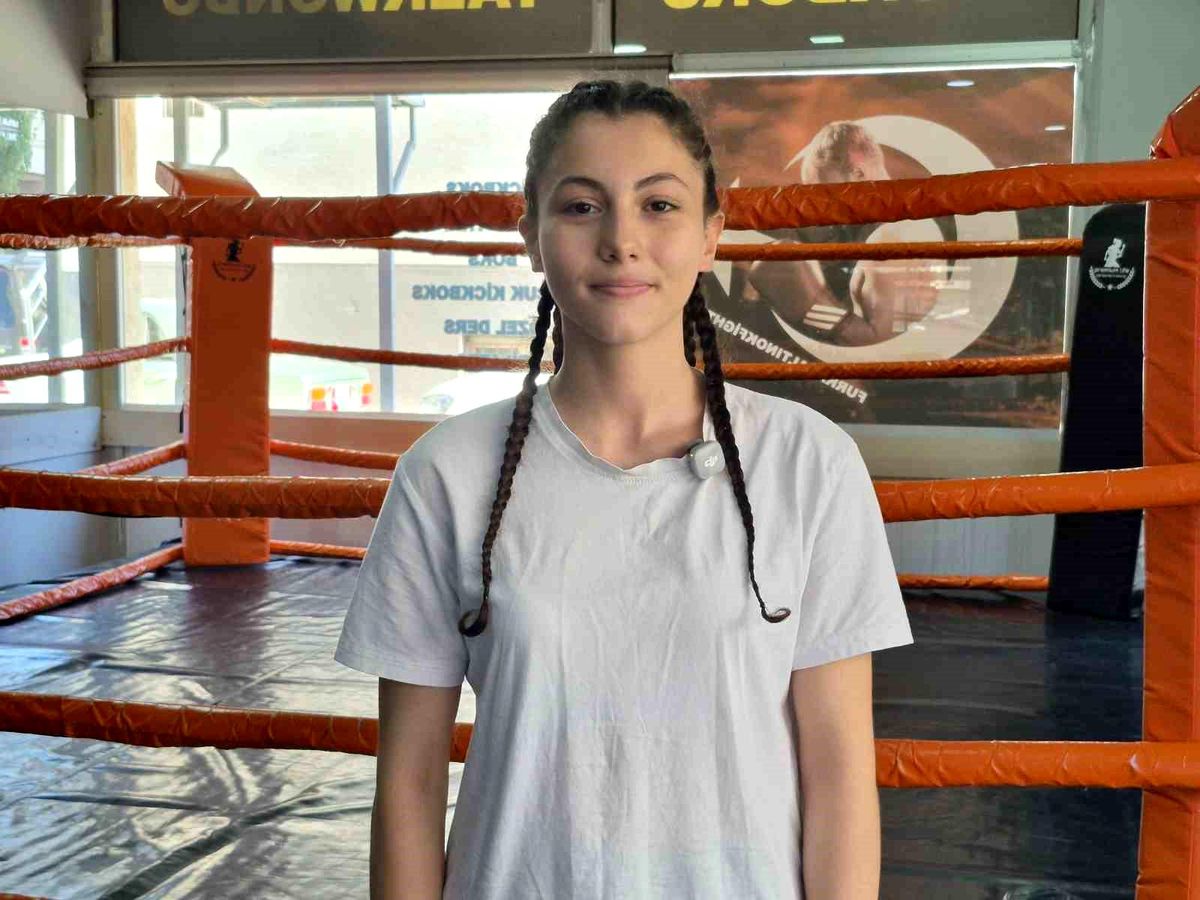 Eskişehirli 15 yaşındaki kick boks sporcusu Özge Gündağ, Dünya Kupası'nda kazandığı madalyalarla birlikte gülümsüyor.
