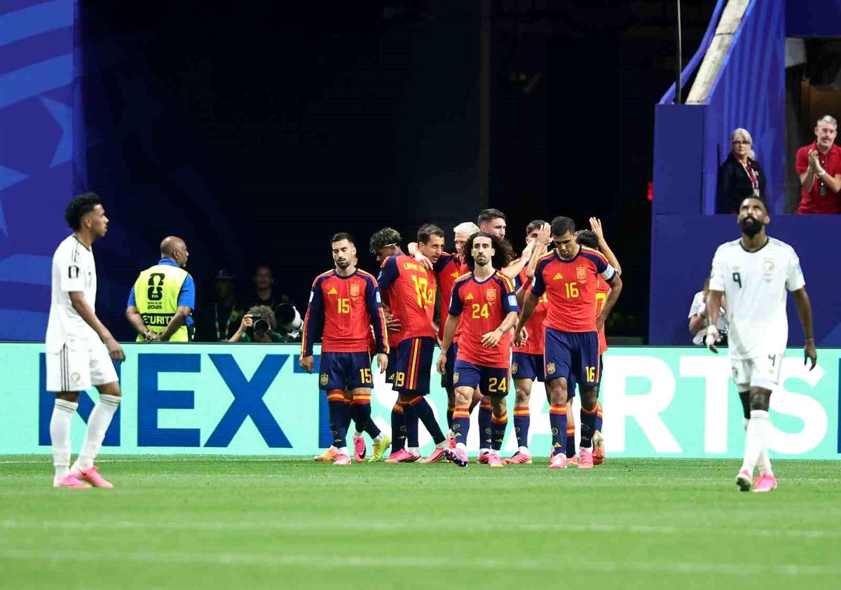 İspanya ve Suudi Arabistan milli futbol takımları oyuncuları sahada