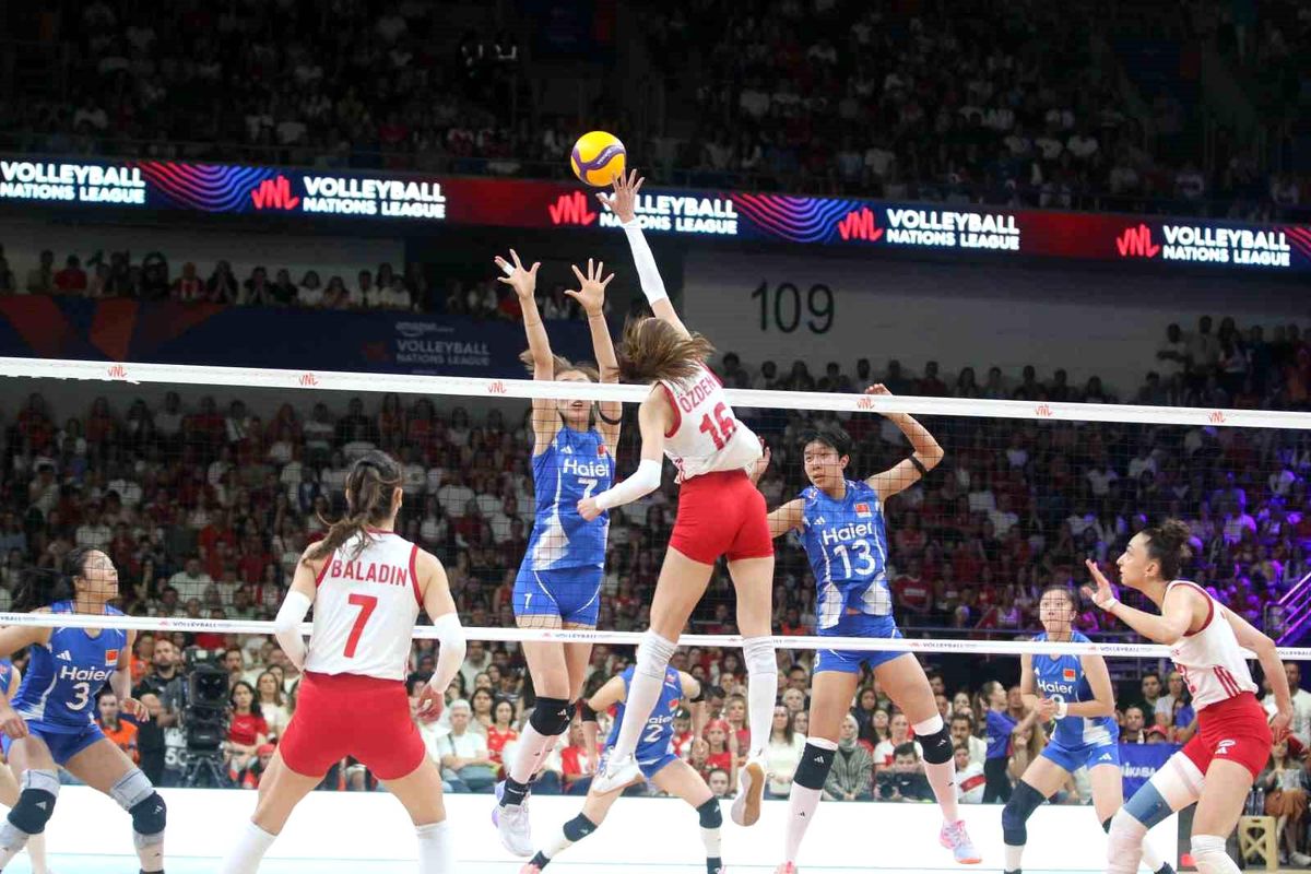 A Milli Kadın Voleybol Takımı oyuncuları maç sırasında