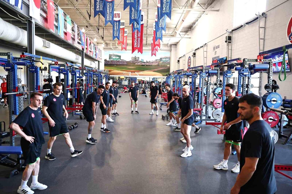 A Milli Futbol Takımı oyuncuları antrenman sırasında.