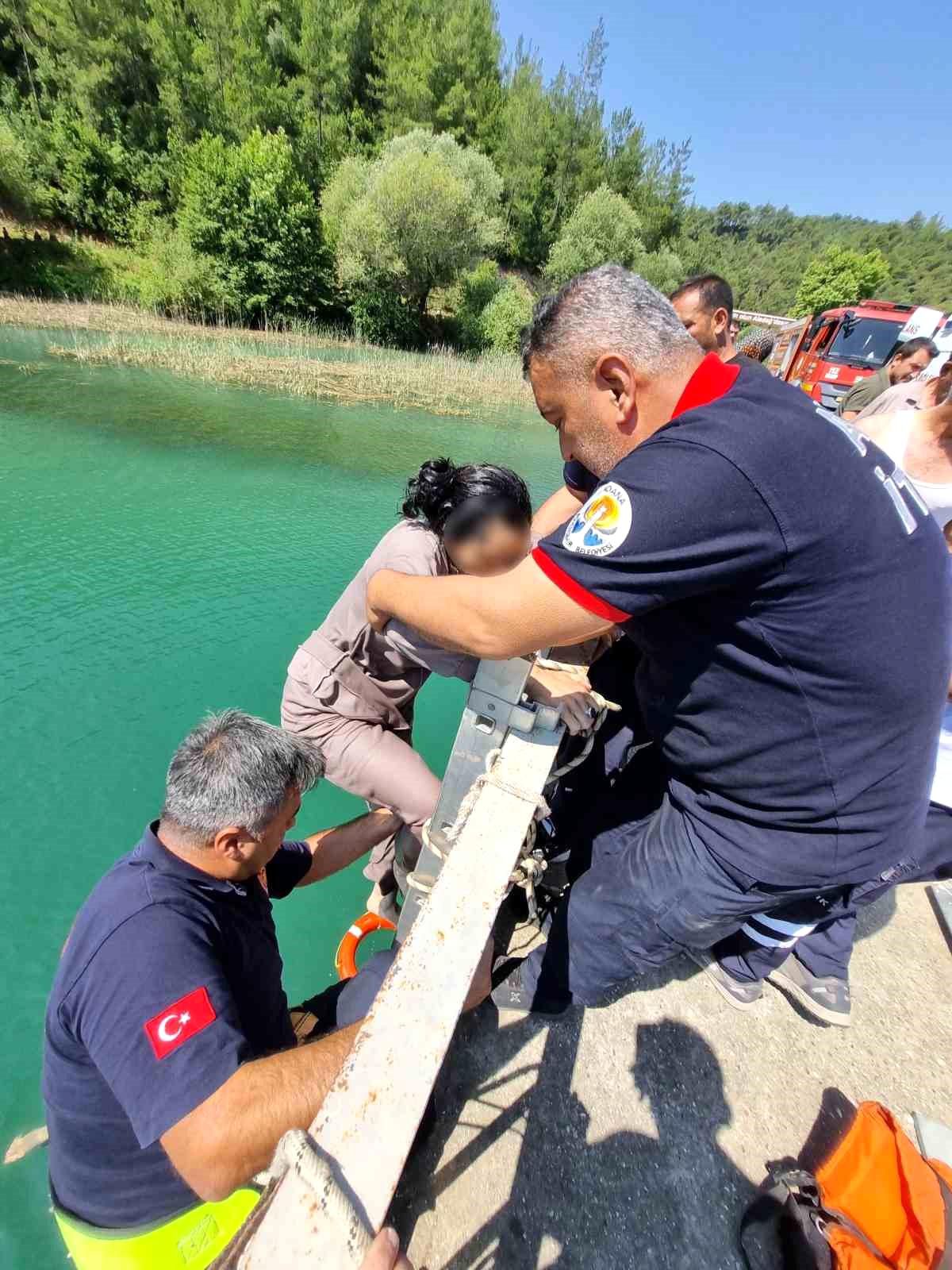 Adana'da köprüden nehre düşen bir kadının itfaiye ekipleri tarafından kurtarılması.