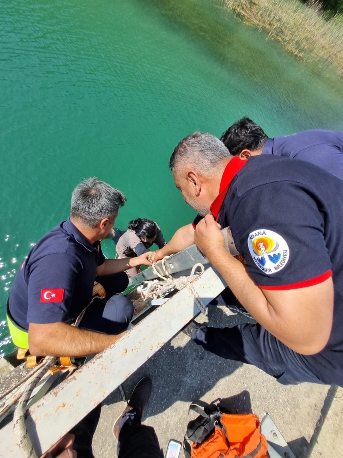Adana'da köprüden nehre düşen kadını itfaiye ekipleri kurtardı