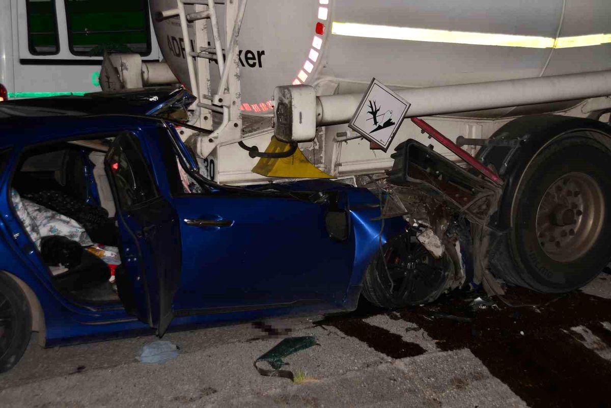Adana'da trafik kazası sonrası olay yeri.