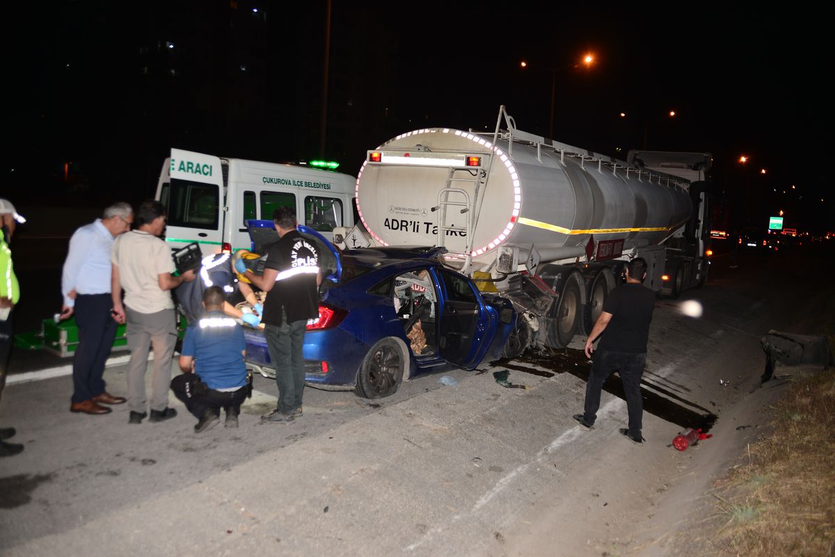 Adana'da TAG Otoyolu'nda tanker ve otomobilin karıştığı kazada hayatını kaybeden sürücü ve kurtarılan çocukları.
