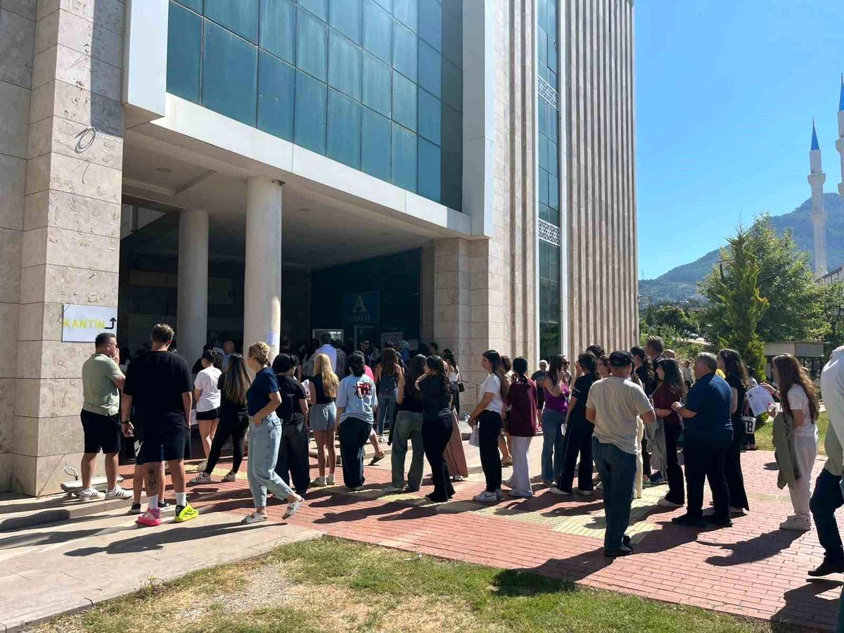 Alanya'da 5 bin 994 öğrenci AYT heyecanı yaşıyor