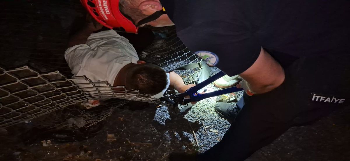 Ereğli'de alkollü adamın bileği bahçe teline sıkıştı