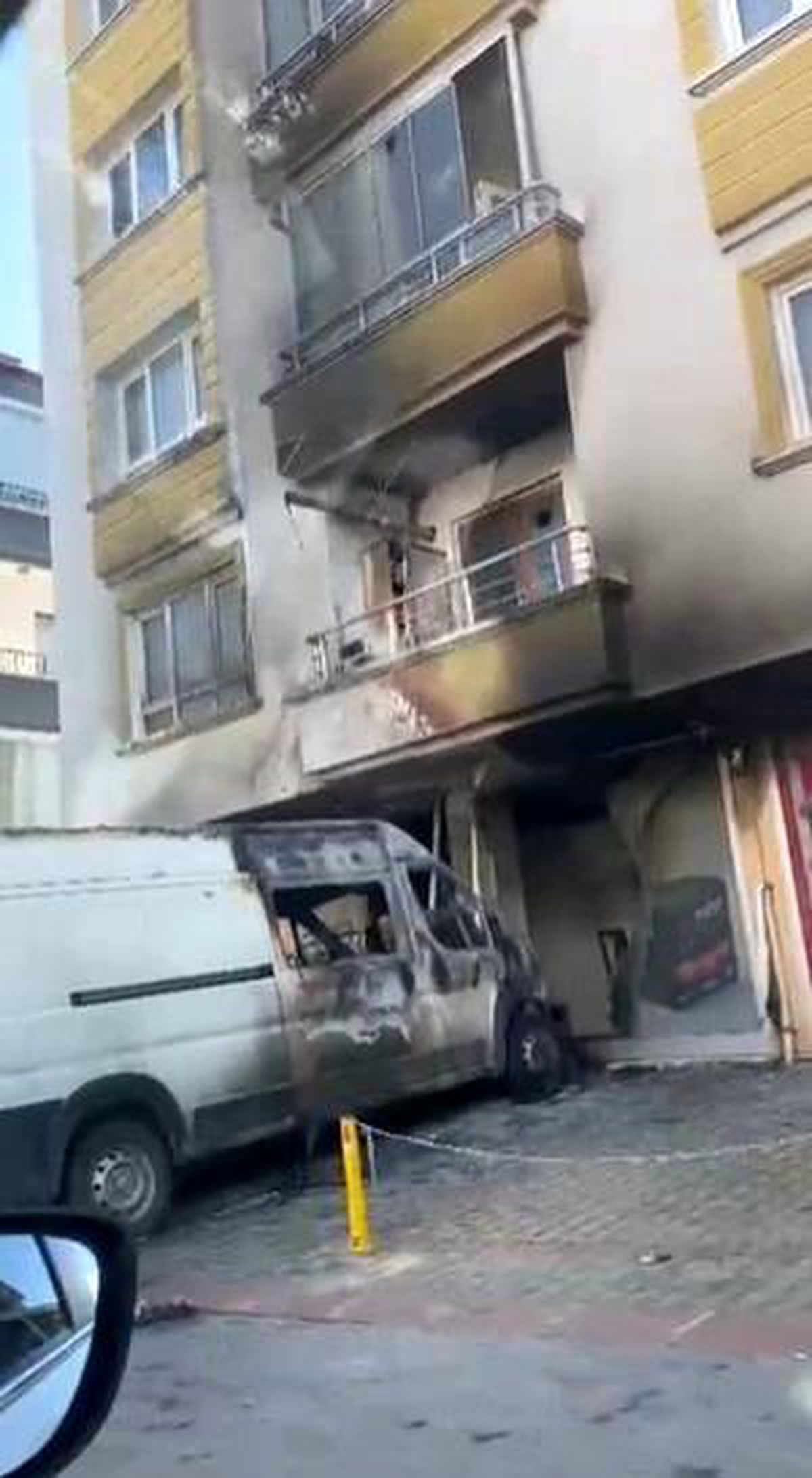 Ankara'da gece çıkan yangında dükkan, minibüs ve daire zarar gördü