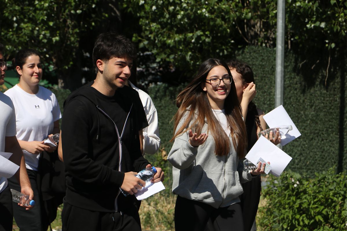 Ankara'da YKS AYT sınavına giren öğrenciler ve ailelerinin heyecanlı bekleyişi
