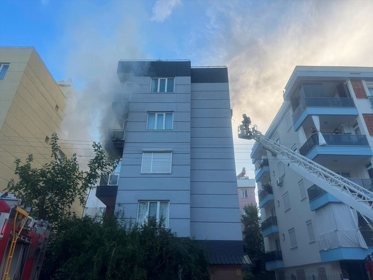 Antalya'da apartmanda çıkan yangında mahsur kalan iki kişi kurtarıldı